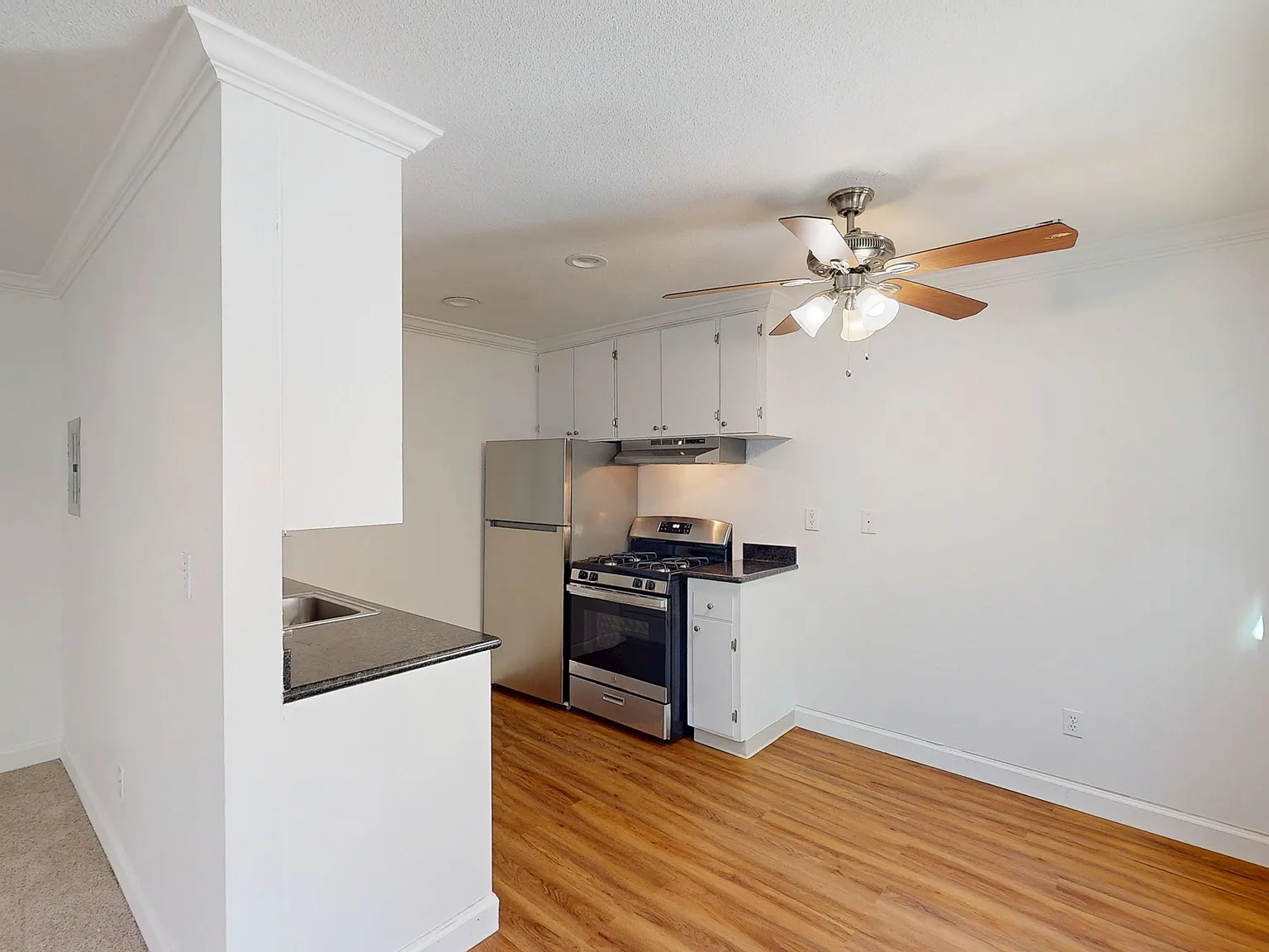 Spacious 2BR/1.5BA Apartment with Parking Included Pet Friendly — Photo 1