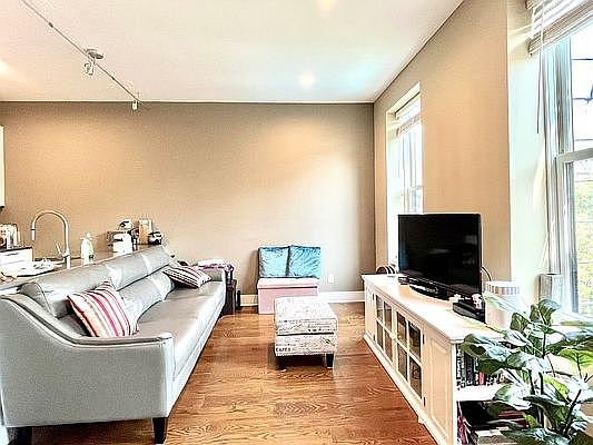 4th image of 259 Carroll St #2