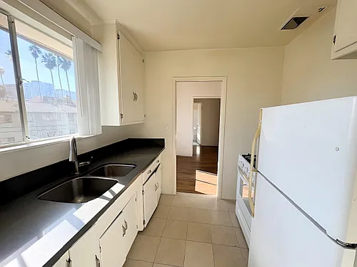470 S Mariposa Ave #16 — Photo 3