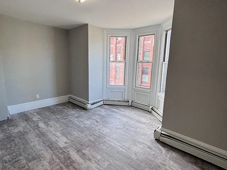 393 Straight St #2 — Photo 8