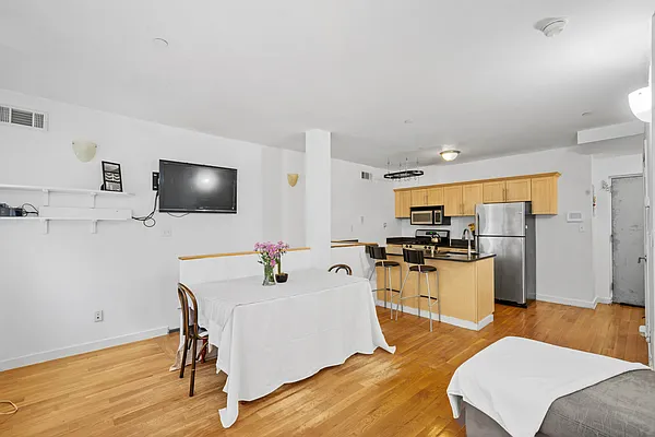 Rented by SLR REAL ESTATE | media 4