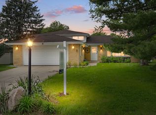 9S172 Cumnor Rd, Downers Grove, IL 60516
