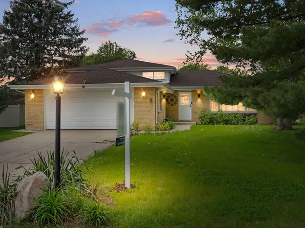 9S172 Cumnor Rd, Downers Grove, IL 60516