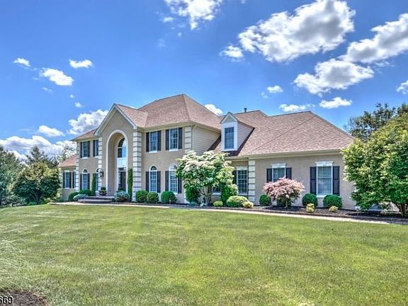 4th image of 16 Forestdale Dr