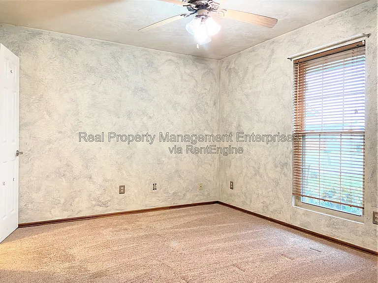 204 W 10th St — Photo 8