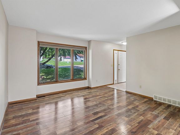 4th image of 701 SE 61st St