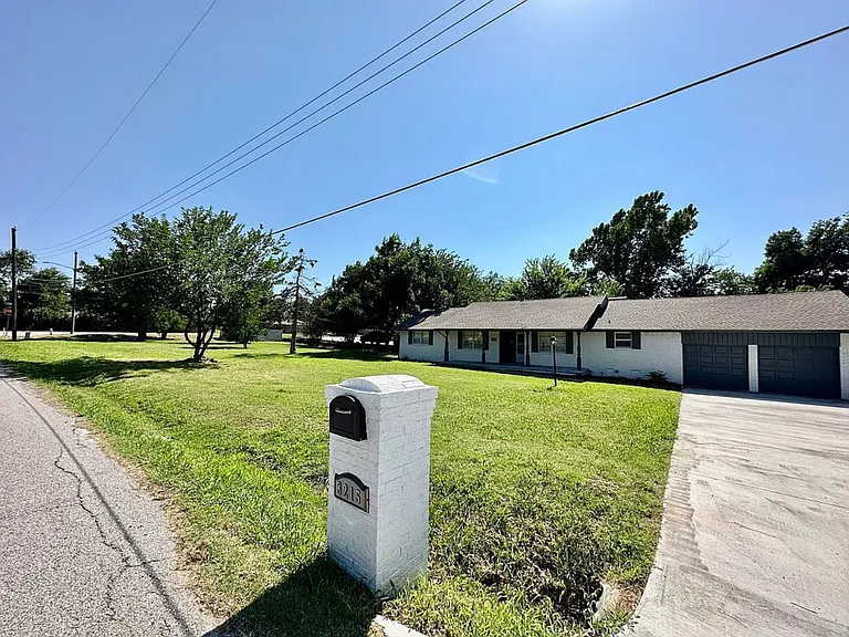 3215 Oakwood Dr — Photo 1