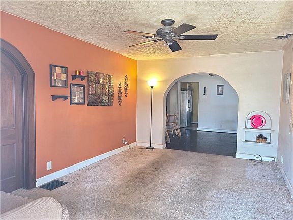 3rd image of 3670 Creston Dr
