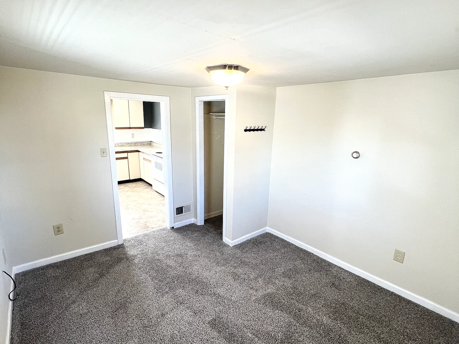2 bed, 900 sqft, $1,050 — Photo 1