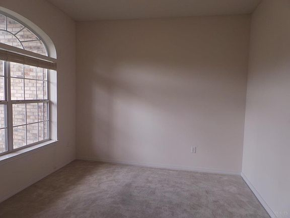 3rd image of 5318 English Oak Dr