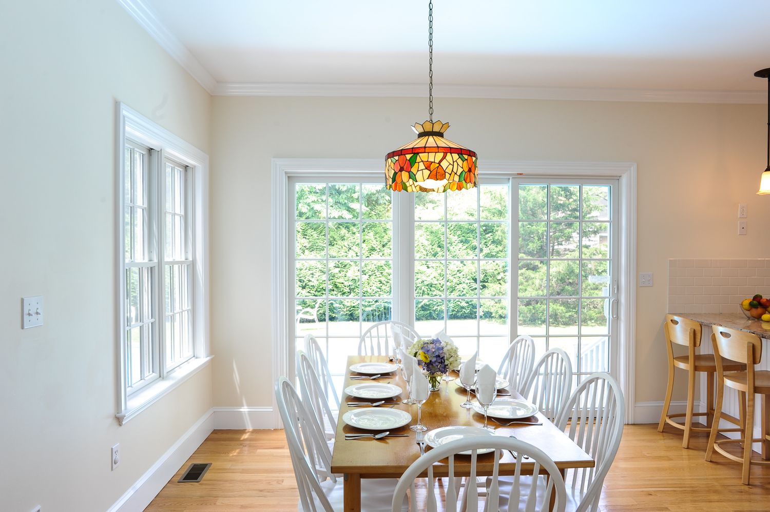  Dining area with view of the pool