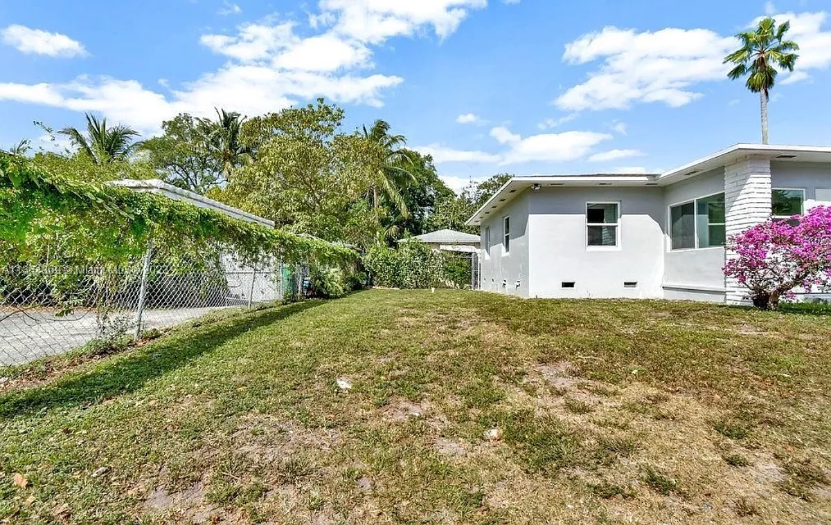Building Photo - 8550 NE 8th Ct #8550
