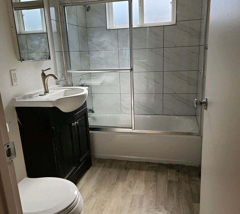 1st image of 991-997 Ravenscourt Ave #380