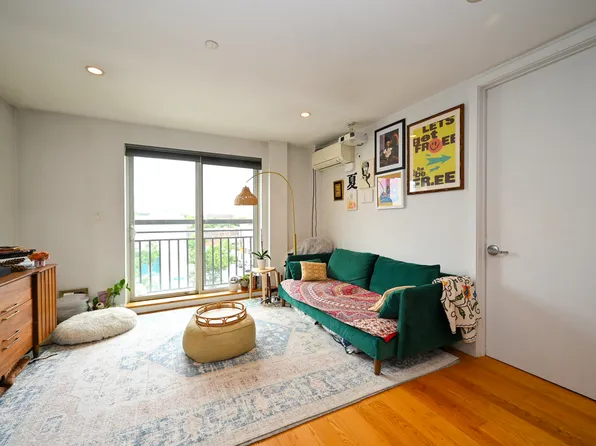 63-34 Fresh Pd Road image 3 of 20