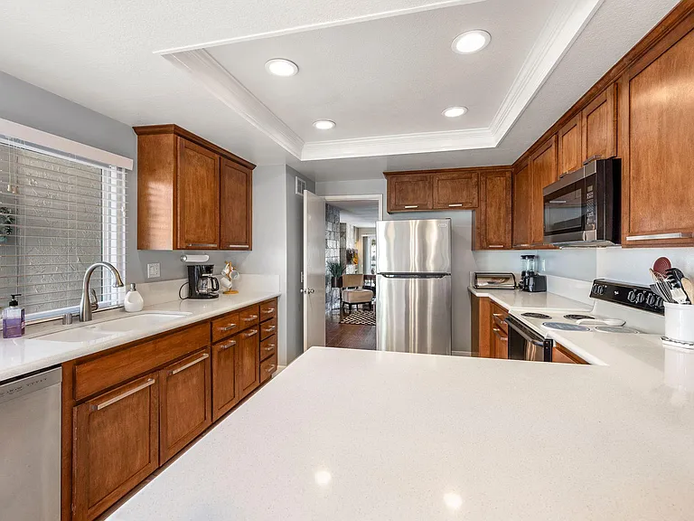 69 Kingston Ct W — Photo 21