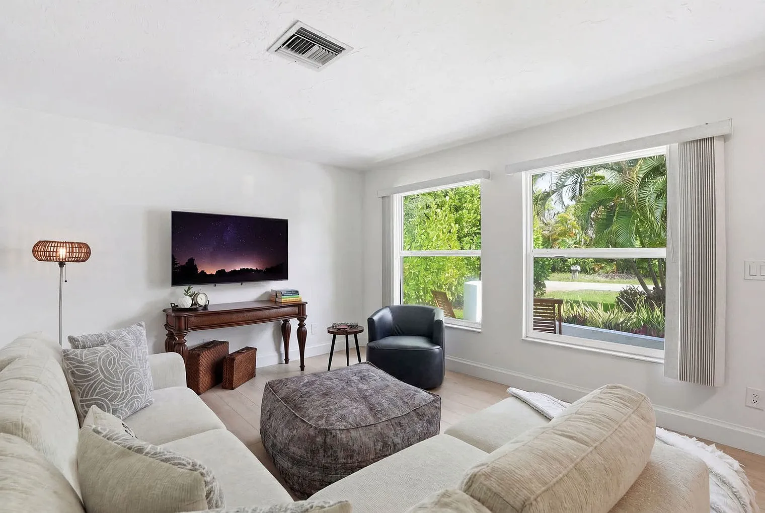 3 bed, 2.0 bath, 1420 sqft, $7,309 — Photo 2