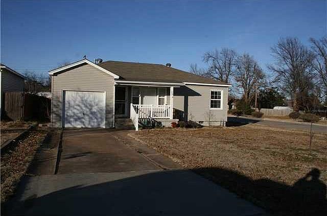 Large corner lot with 2 Large bedrooms & 1 bath