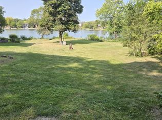 976 Robertson Rd #10, South Elgin, IL 60177