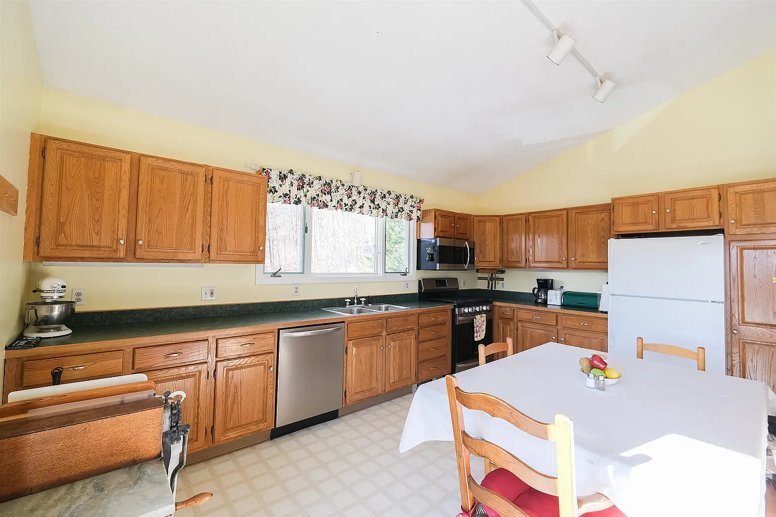 3 bed, 2180 sqft, $2,850 — Photo 4