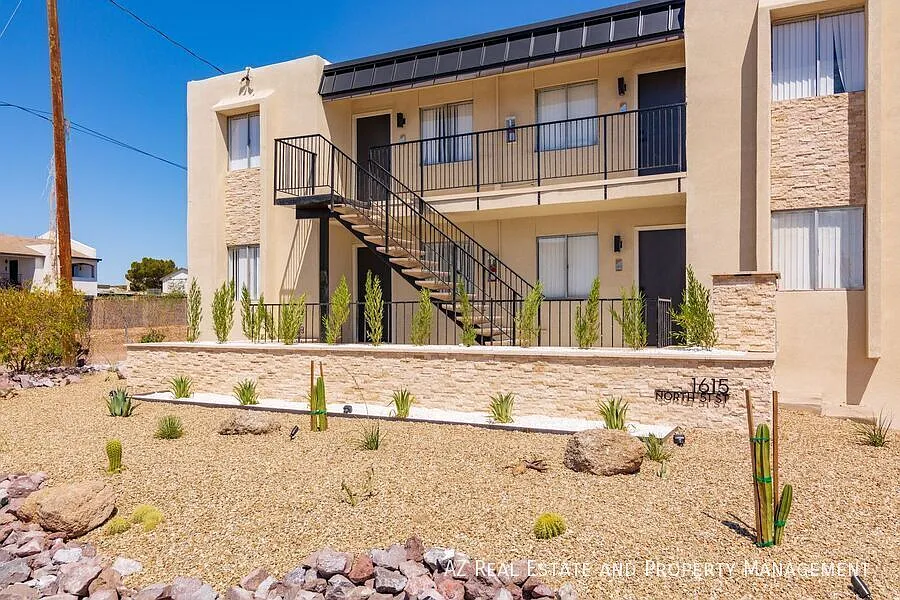 Free Month + $500 Deposit + 13-Month Lease! Live, Relax & Thrive in This Convenient Phoenix Retreat — Photo 1