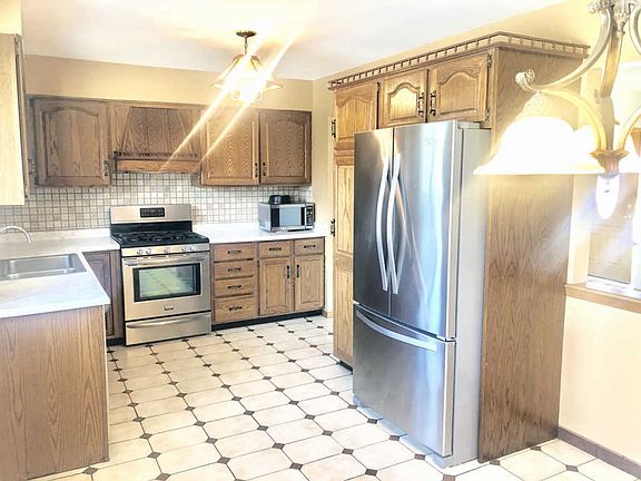 3rd image of 116 Dorset Ln