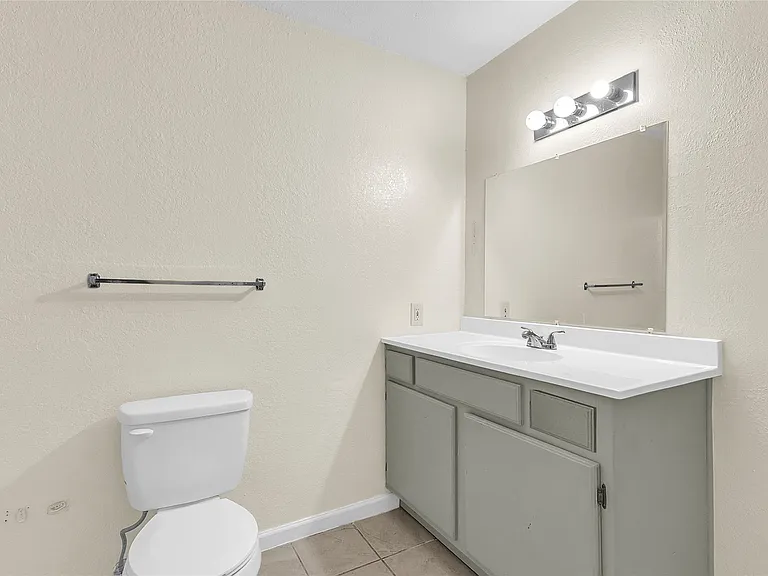 209 W Trinity St #D — Photo 15