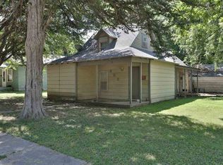 903 E 5th Ave, Winfield, KS 67156