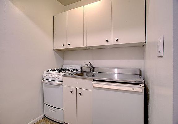 3rd image of 44 W 72nd St APT 2B