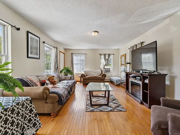 2 Sandra Dr — Photo 2