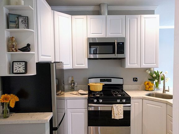 5th image of 652 N Marengo Ave APT 201