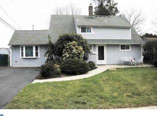18 Goldengate Rd, Levittown, PA 19057