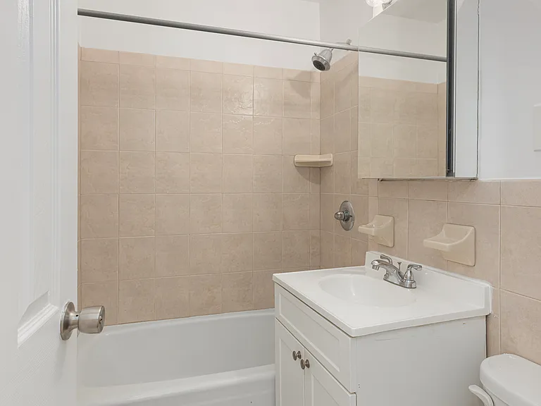 200 E 15th St #7J — Photo 10