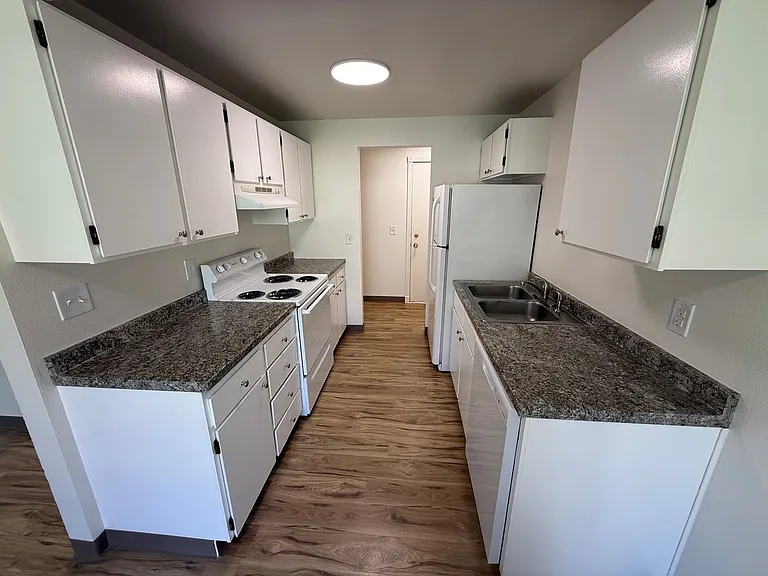 Ironwood Court Apartments — Photo 6