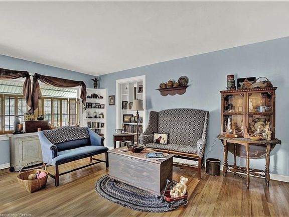 3rd image of 1351 Lakeview Dr