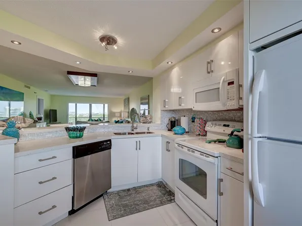 2238 N Cypress Bend Drive #807, Pompano Beach, FL 33069
