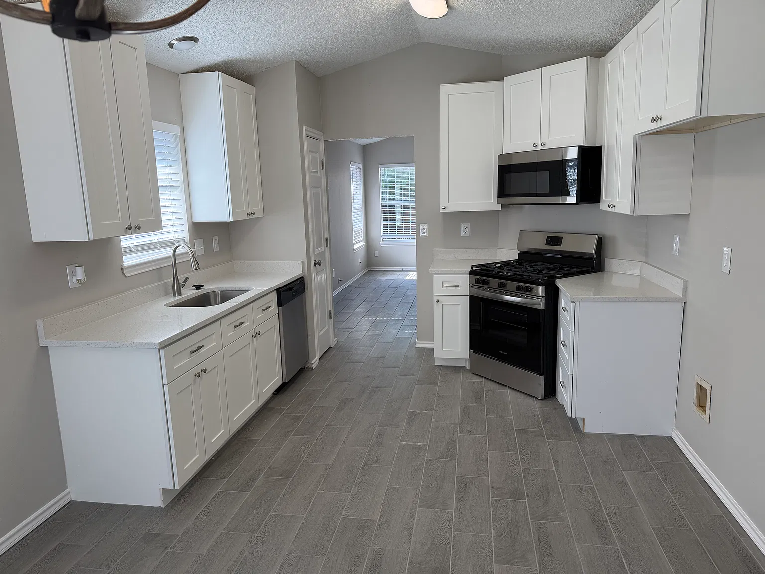 3 bed, 1381 sqft, $1,995 — Photo 3