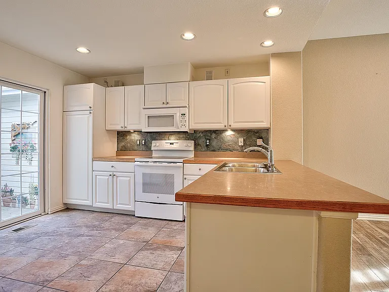 8300 Fairmount Dr — Photo 19