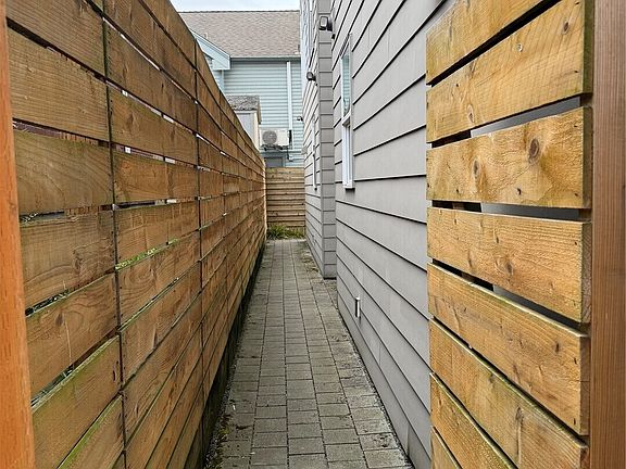 3rd image of 1017 NE 55th Street