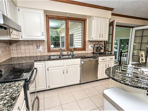 5th image of 169 Westwind Dr
