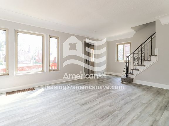 1043479_002_living_room_13876695.jpg