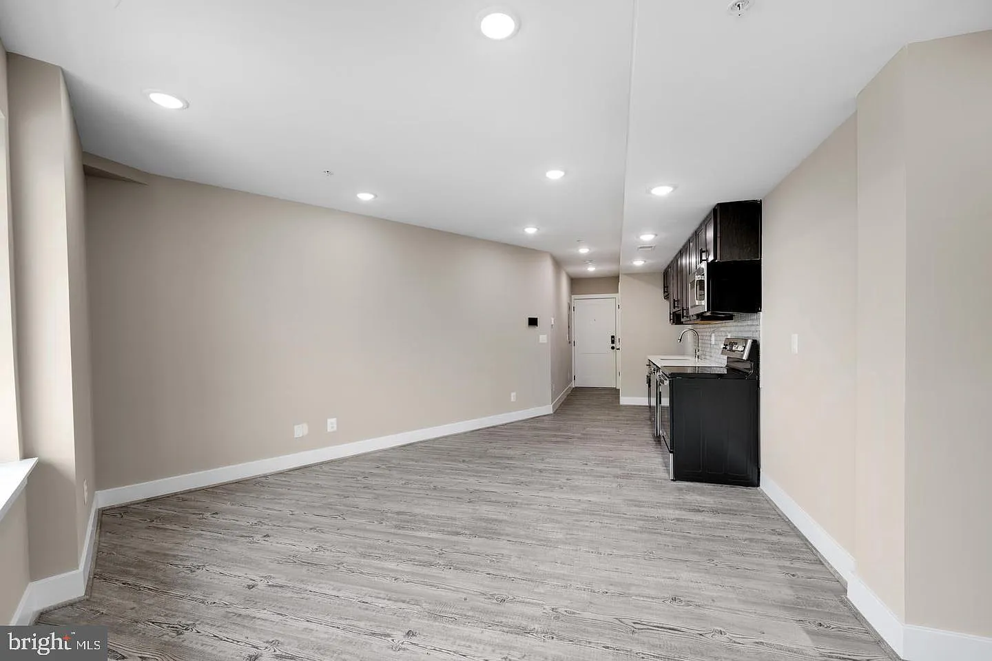 2 bed, 2.0 bath, 724 sqft, $2,500 — Photo 2