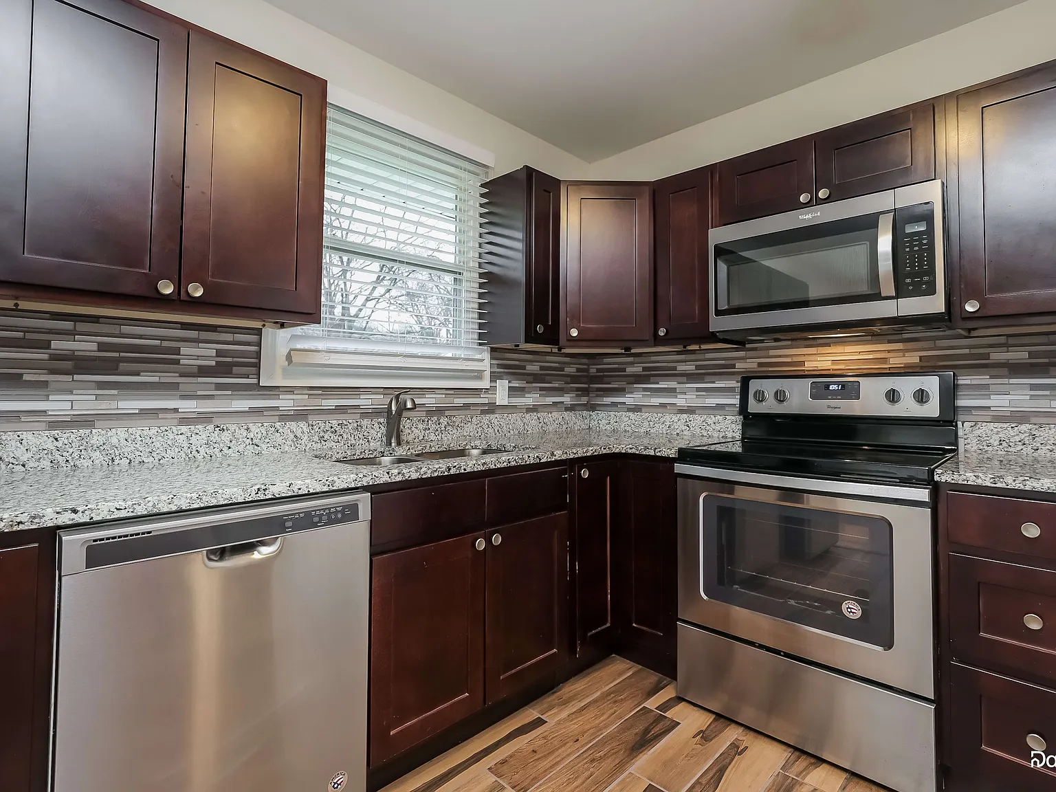 3 bed, 2.0 bath, 1728 sqft, $2,325 — Photo 4