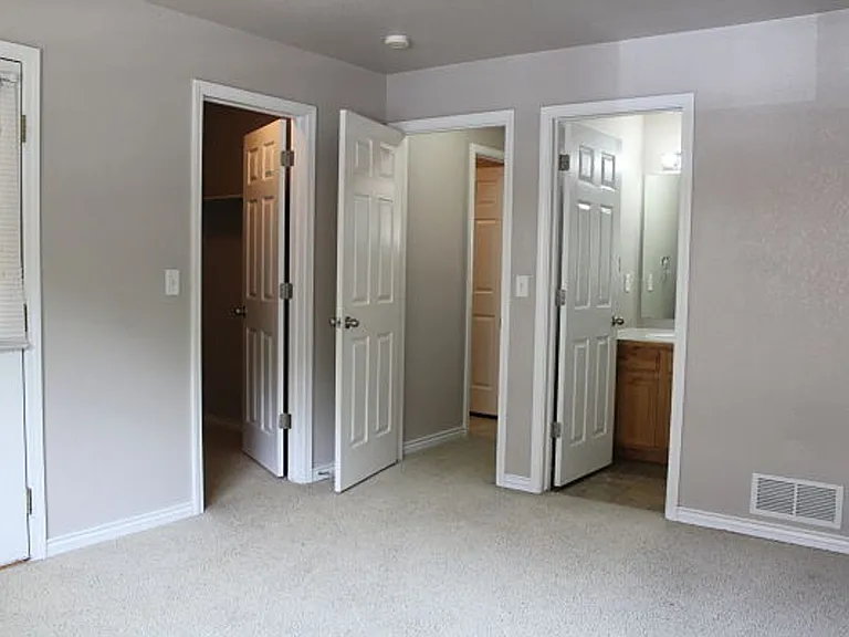321 W Myrtle St — Photo 10