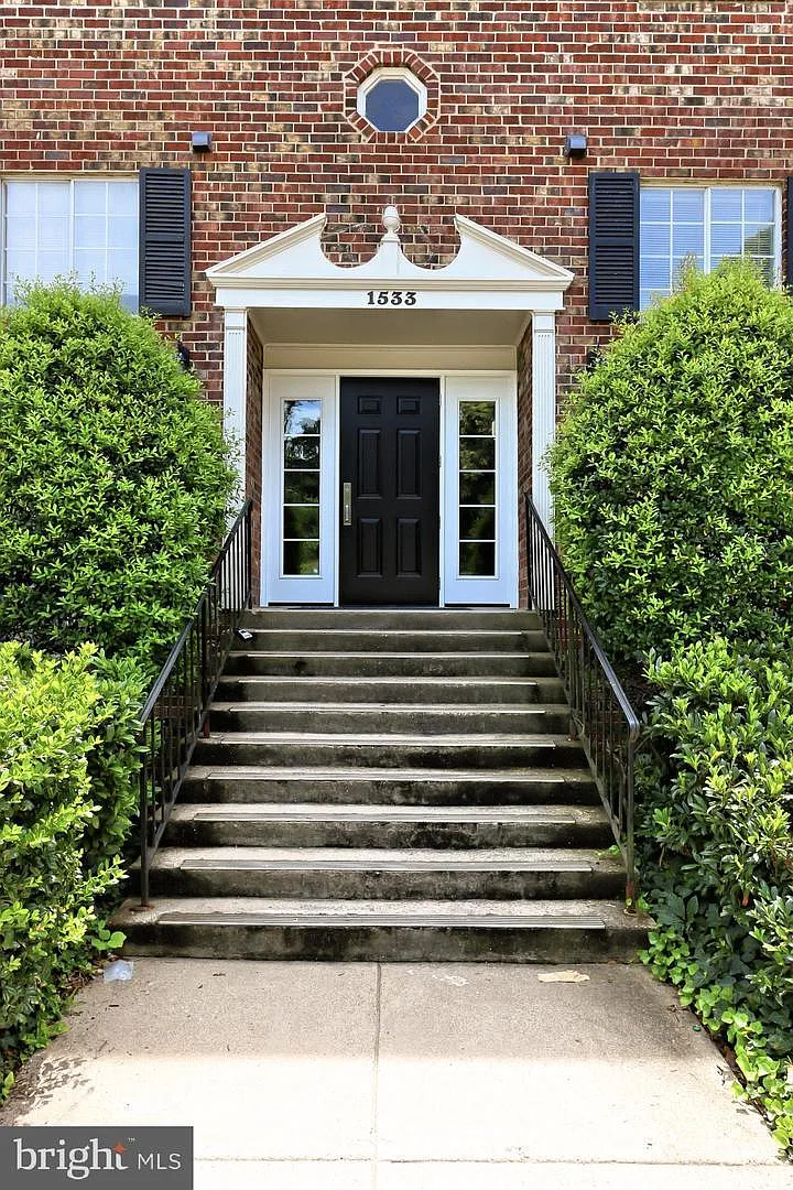 1533 Colonial Dr — Photo 1