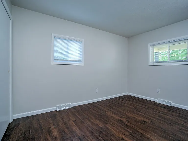611 Lincolnway E #B — Photo 7