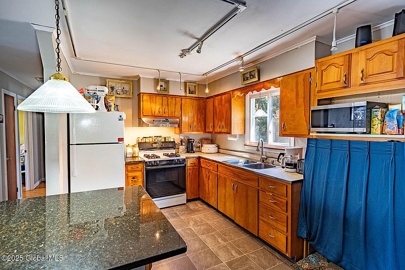 4th image of 8 Maple Avenue