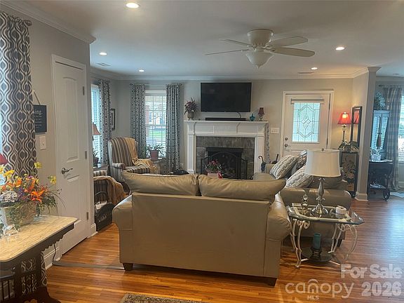 3rd image of 415 Ruth Ave