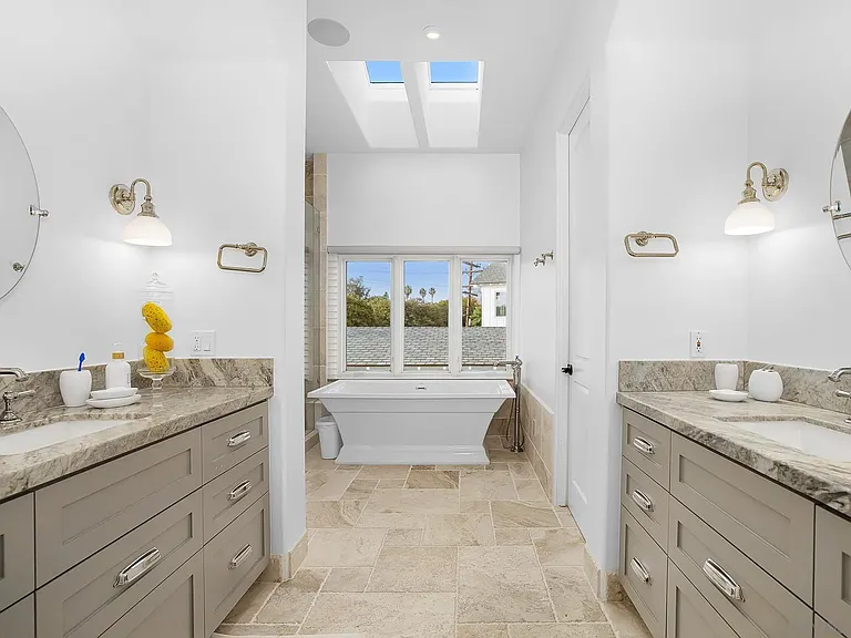 1070 Coronado Ave — Photo 34