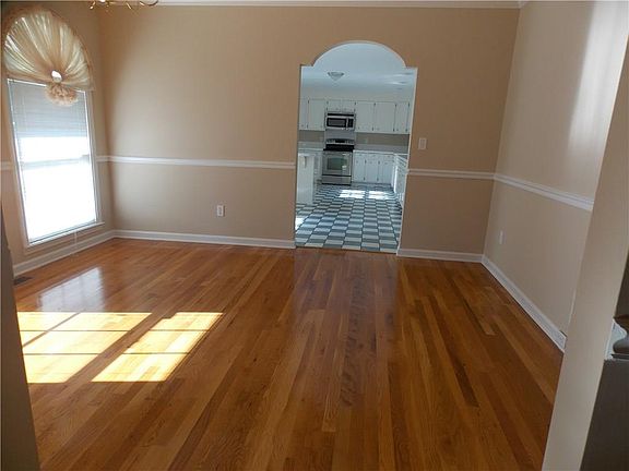 4th image of 401 Woodridge Dr