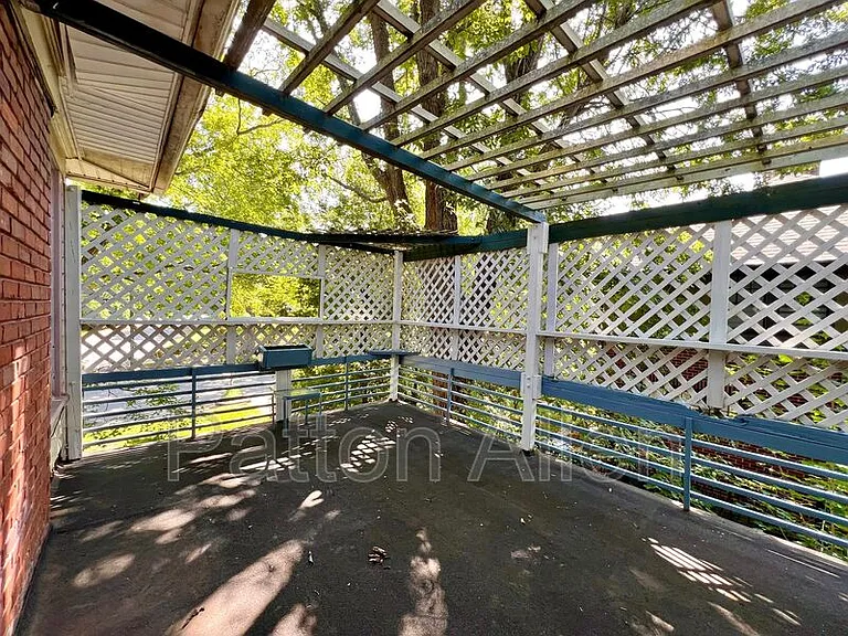 130 Edwin Pl #4 — Photo 4